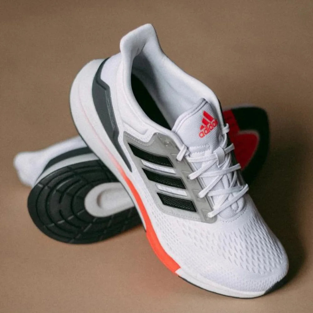 Adidas EQ21 Run – Confort, Légèreté et Style pour Tous Vos Déplacements