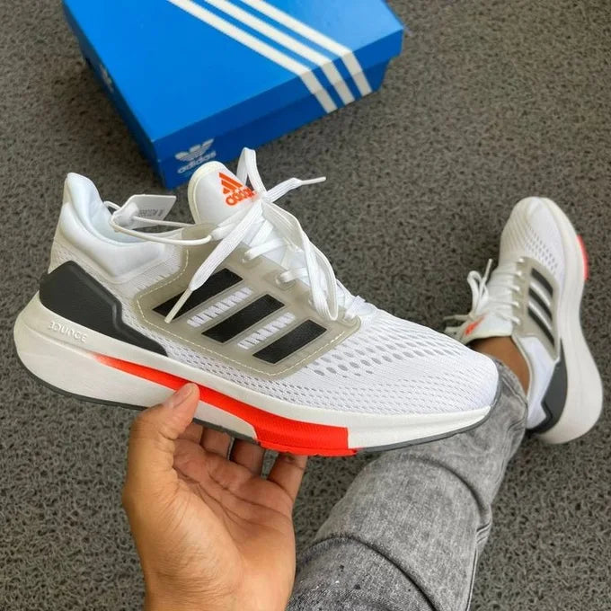 Adidas EQ21 Run – Confort, Légèreté et Style pour Tous Vos Déplacements